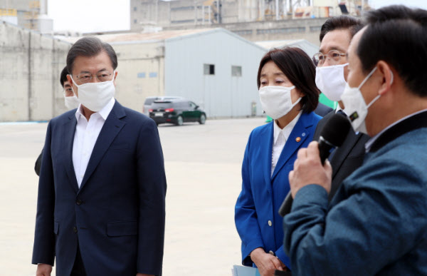 문재인 대통령이 1일 경북 구미시 구미산단 내 코오롱인더스트리 구미사업장을 방문해 코로나 사태 대응 현황을 보고받고 있다./뉴시스