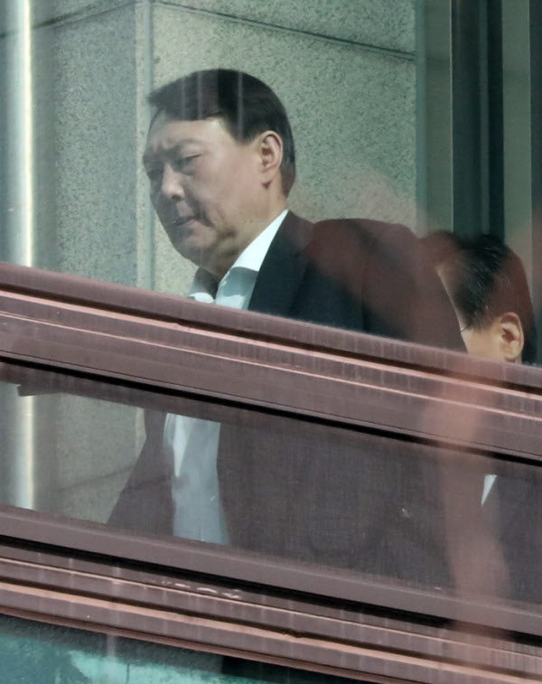 대검 구내식당으로 이동하고 있는 윤석열 검찰총장/장련성 기자