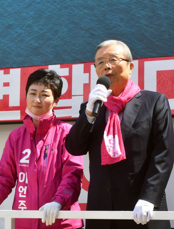 김종인 미래통합당 총괄선대위원장이 4일 부산 남구의 한 도로변에서 이언주(남구을) 후보자의 유세차량에 올라 지원유세를 하고 있다./뉴시스