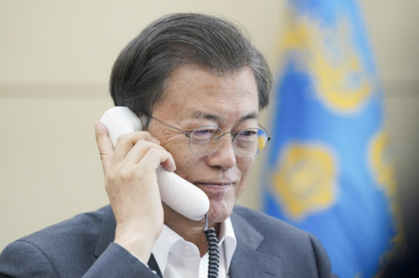 문재인 대통령이 6일 오후 청와대 여민관에서 테드로스 아드하놈 게브레예수스 세계보건기구(WHO) 사무총장과 통화하고 있다./청와대