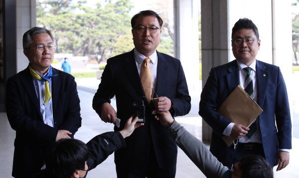 열린민주당 비례대표 최강욱(왼쪽부터), 황희석, 조대진 후보가 7일 오후 3시쯤 서울 서초구 서울중앙지검을 찾아 윤석열 검찰총장의 아내 김건희씨와 장모 최모씨에 대한 고발장을 접수하겠다고 밝히고 있다. /연합뉴스