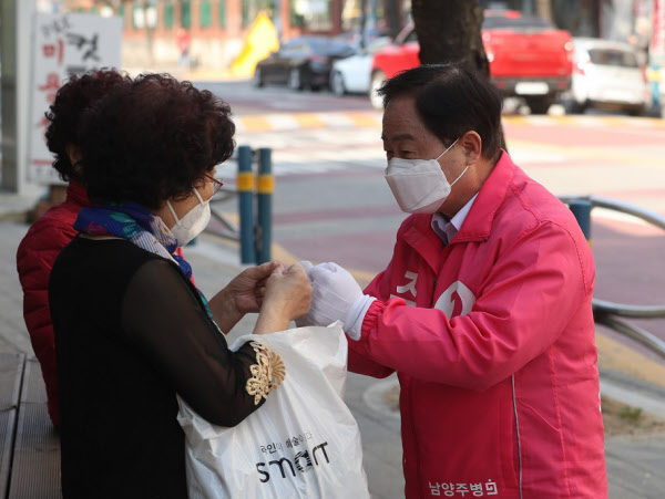 4·15총선 경기 남양주병에 출마한 미래통합당 주광덕 후보가 9일 오후 남양주시 금곡동에서 시민들과 주먹 인사를 하고 있다. /박상훈 기자