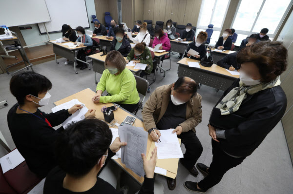 대구 중구 소상공인시장진흥공단 대구남부센터 앞에 지난 1일 코로나 바이러스 관련 긴급 대출을 받으려는 소상공인들이 대기하는 모습. 지난달 정부 주도로 출시한 코로나 긴급 대출이 곧 소진될지 모른다는 우려가 나오는 가운데, 절차를 간소화하고 온라인 예약제를 도입하는 등 후속 조치에도 소상공인들은 대출 신청의 어려움을 호소하고 있다. /뉴시스