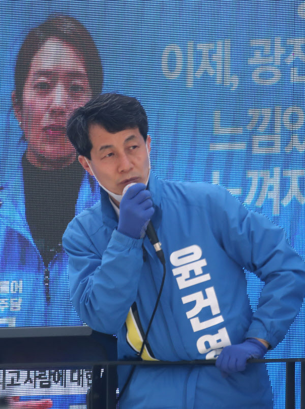 문재인 정부 초대 국정기획상황실장을 지낸 민주당 윤건영 후보. /연합뉴스