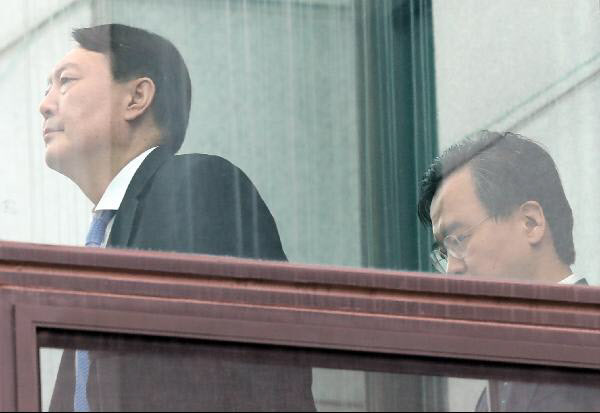 선거 압승으로 여권의 윤석열 검찰총장 때리기는 더 심해질 것으로 전망된다