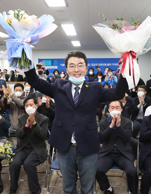 제21대 국회의원 선거 경기 안산단원을에 출마한 더불어민주당 김남국 후보가 16일 오전 당선이 유력시되자 자신의 선거사무실에서 꽃다발을 들고 기뻐하고 있다. /연합뉴스