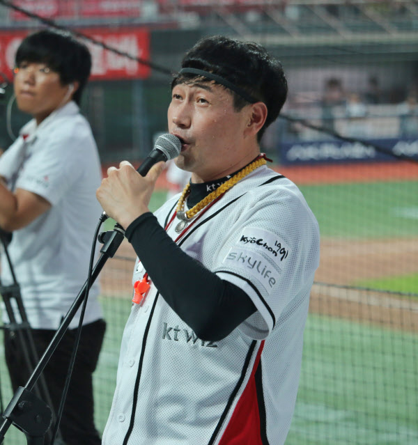 KT의 김주일 응원단장 / KT 위즈