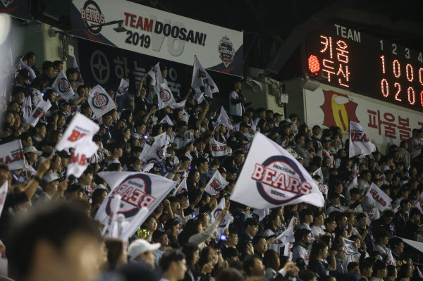 작년 한국시리즈에서 열띤 응원을 펼치는 두산 베어스 팬들. 노래방을 방불케 하는 열띤 응원은 한국 프로야구 최고의 매력이다. / 두산 베어스