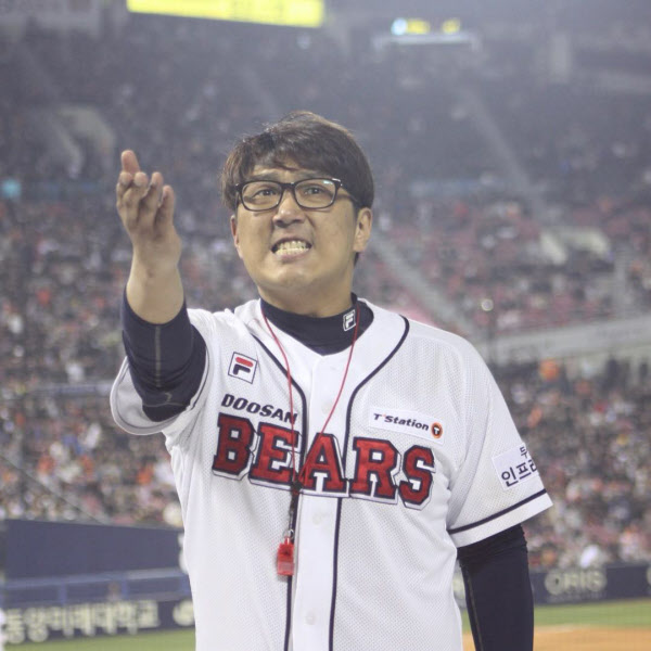 두산의 한재권 응원단장 / 인스타그램