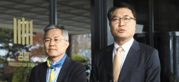 열린민주당 최강욱(왼쪽) 당선자와 황희석 전 법무부 인권국장이 지난 7일 윤석열 검찰총장의 부인과 장모를 고발하기 위해 서울중앙지검 민원실로 향하고 있다./뉴시스