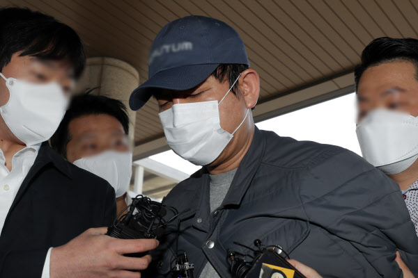 라임자산운용의 전주(錢主)로 지목된 김봉현 스타모빌리티 회장이 24일 오전 경찰 조사를 위해 경기도 수원시 경기남부지방경찰청 청사로 호송되고 있다. /연합뉴스