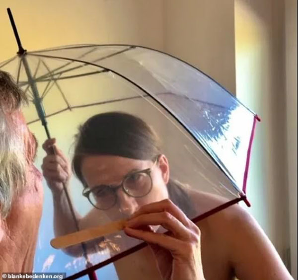 독일의 의사가 나체 시위에 동참해 올린 사진/blankebedenken