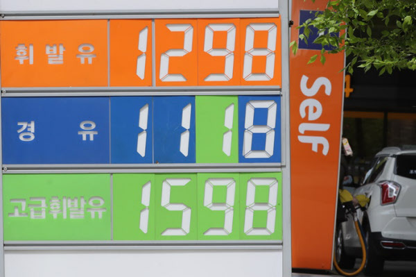 지난 22일 서울 서대문구의 한 주유소에 휘발유가 L당 1298원, 경유가 L당 1118원으로 게시돼 있다. 28일 기준 전국 주유소 평균 휘발유 가격은 1274.4원이다./연합뉴스