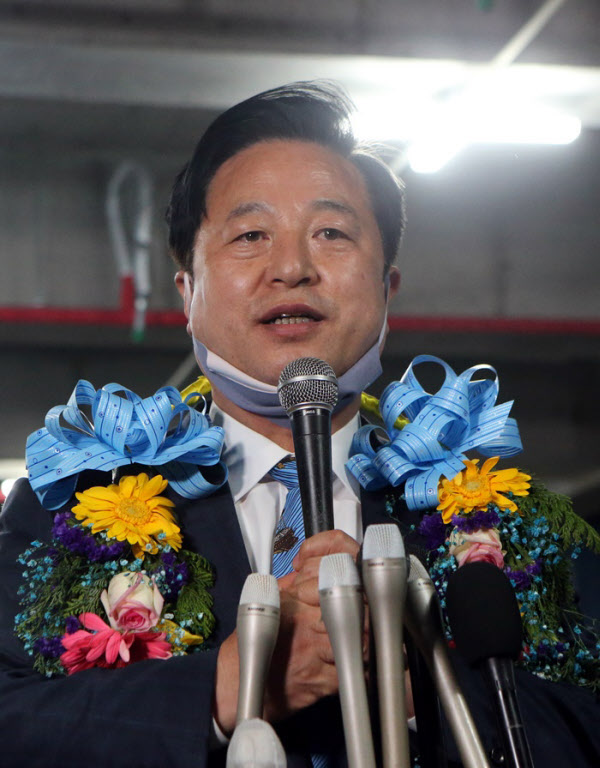 경남 양산을에서 재선에 성공한 김두관 의원/연합뉴스