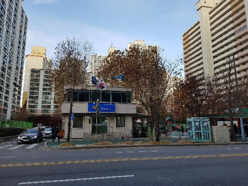 고승덕 변호사 측의 부지와 건물 매입, 관련 소송에서의 잇딴 승소로 4월 30일자로 폐지된 서울 이촌파출소 전경. /조선일보DB