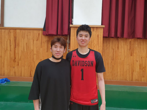 /어머니 성정아씨 제공 이현중(오른쪽)이 최근 삼일상고에서 원주DB 두경민(왼쪽)과 연습을 한 뒤 기념사진을 찍은 모습.