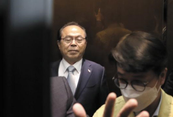 지난달 23일 부산시청에서 사퇴 기자회견을 마친 오거돈(가운데) 부산시장이 엘리베이터를 타고 회견장을 떠나고 있다./조선닷컴