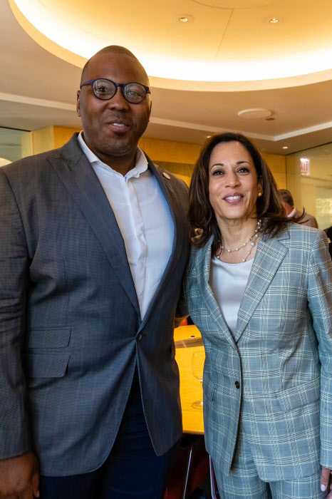 작년 7월 시카고에서 열린 행사에서 만난 캠 버크너(왼쪽) 의원과 카멀라 해리스(오른쪽) 연방 상원의원./캠 버크너 의원 트위터