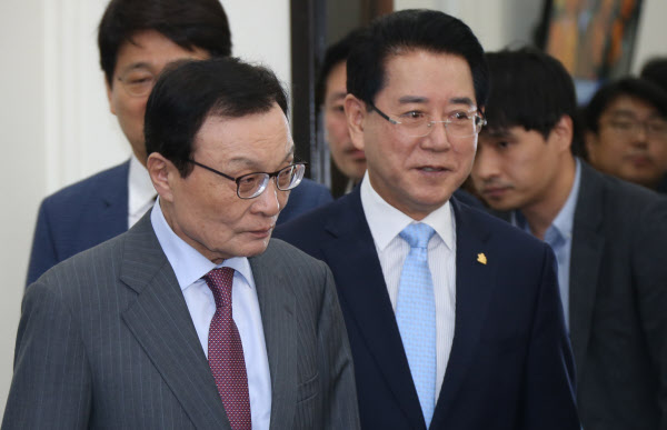 지난해 10월 16일 김영록(오른쪽) 전남지사와 더불어민주당 이해찬 대표가 국회에서 열린 민주당-전남도 예산정책협의회에 참석하고 있다. /이덕훈 기자