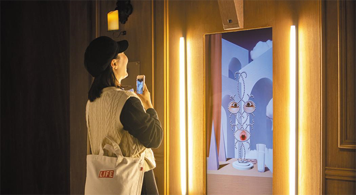 관객 얼굴을 자동인식해 그림과 합성해주는 코너.