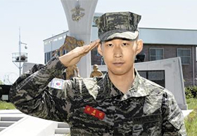 8일 제주 서귀포시 대정읍 해병 9여단에서 군복을 입고 경례하는 손흥민. /국방부