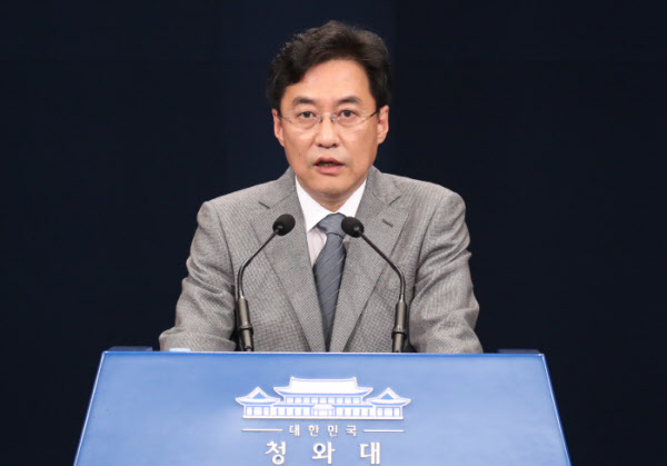 강민석 청와대 대변인이 지난달 30일 오후 춘추관에서 추경 통과 및 이천 화재 관련 브리핑을 하고 있다./연합뉴스