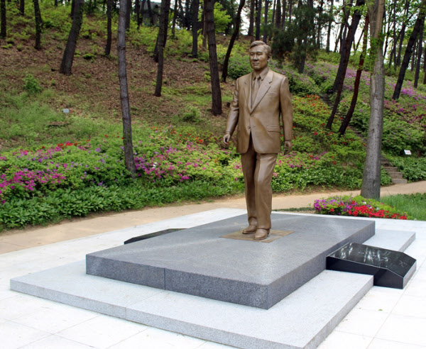 대통령 옛 별장인 청남대에 설치된 노태우 전 대통령 동상 모습