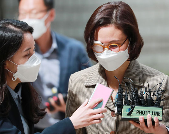 14일 조국 전 법무장관의 아내 정경심씨가 서울 서초구 중앙지방법원 청사로 들어서고 있다. /이태경 기자