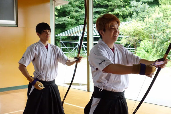 궁도부 활동을 하는 대학생들./메이세이대 공식 트위터