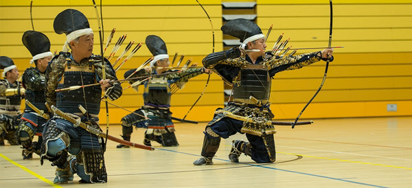 일본이 창설한 국제궁도연맹에서 전통 활쏘기를 시연하는 장면./IKYF