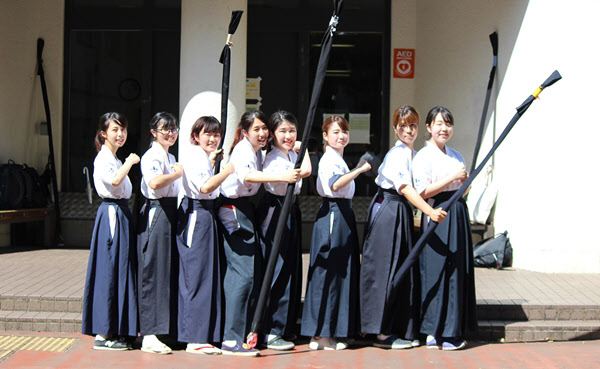 일본에서는 이처럼 하카마를 입고서 활을 들고 다니는 학생을 흔히 볼 수 있다./릿쿄스포츠