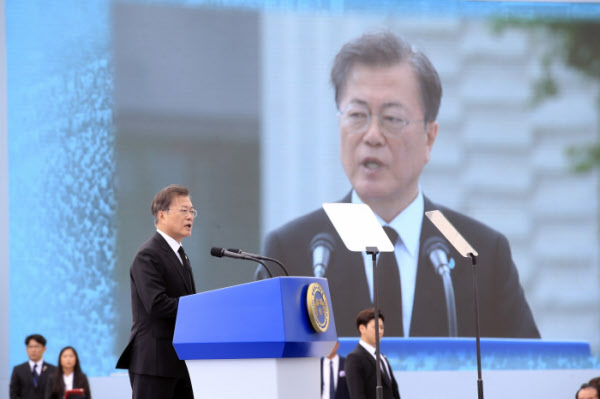 문재인 대통령이 18일 광주광역시 동구 옛 전남도청 앞 5·18 민주광장에서 열린 제40주년 5·18 민주화운동 기념식에서 기념사를 하고 있다. /뉴시스