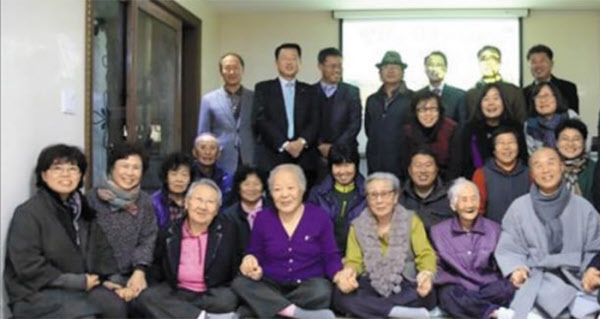 지난 2013년 11월 25일 경기도 안성시 금광면 ‘평화와 치유가 만나는 집’ 개소식 당시 기념사진. 이규민(맨 뒷줄 맨 오른쪽) 더불어민주당 국회의원 당선자가 윤미향(뒤에서 둘째 줄 오른쪽에서 둘째) 전 한국정신대문제대책협의회 대표에게 이곳을 소개한 것으로 확인됐다./안성신문