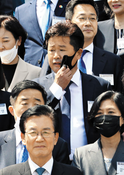 마스크 벗는 ‘안성 쉼터 중개인’ 이규민 - 더불어민주당 이규민 당선자가 20일 오후 국회 본청 앞 계단에서 초선 당선자들 단체 기념 촬영을 하기 전 검은색 마스크를 벗고 있다. /연합뉴스