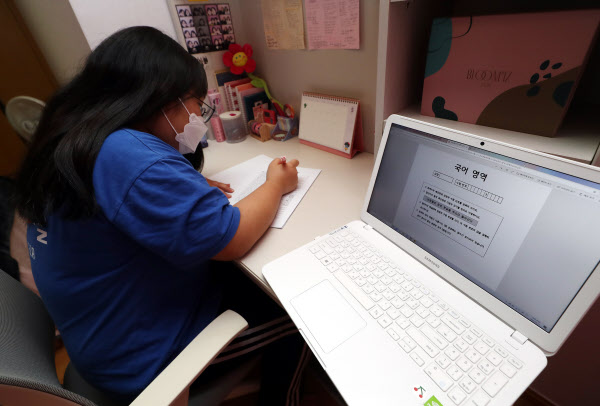 인천 연수구의 한 수험생이 온라인으로 학력평가 시험지를 출력해 평가를 치르고 있다./연합뉴스.