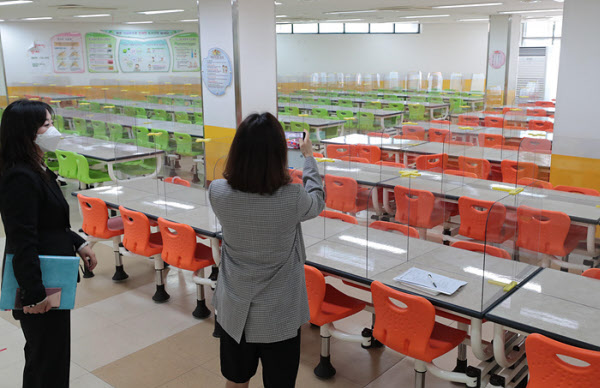 26일 서울 동호초등학교에서 학교 관계자들이 등교를 하루 앞두고 시설 점검을 하고 있다./이태경기자