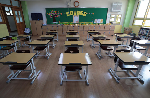 서울 동호초등학교 1학년 교실에 책상과 의자가 한 줄로 떨어진 채 배치돼 등교할 아이들을 기다리고 있다./이태경기자