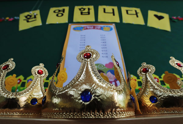 1학년 교실에 아이들을 기다리고 있는 왕관들이 일렬로 놓여져 있다. 이 학교는 입학식에서 1학년 아이들에게 왕관을 씌워주는 행사를 진행 했었으나 코로나19로인해 올해는 각 교실에서 왕관을 나눠 줄 계획이다./이태경기자