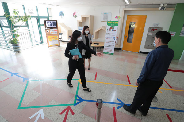 26일 서울 동호초등학교 관계자들이 학생들의 등교시 발열검사와 이동 동선을 다시한번 체크하고 있다/이태경기자