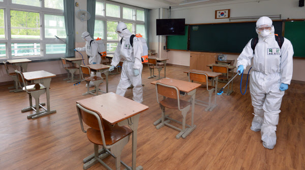 대구 남구 소재 한 학교에서 남구 특별 방역단이 방역 작업을 하고 있다. /뉴시스