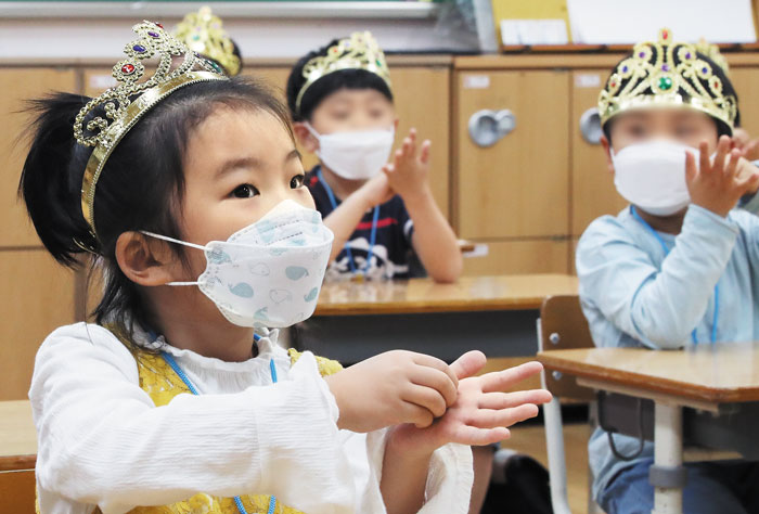 생애 첫 등교 "왕관 쓰고 손씻기 배워요" - 27일 오후 경기 수원 매여울초에서 '생애 첫 등교'를 한 1학년생들이 마스크를 쓴 채 손 씻는 방법을 배우고 있다. 입학을 축하하는 의미로 담임교사가 왕관을 나눠줬다. 이날 전국 고2·중3·초등1~2·유치원생 등 237만명이 등교를 시작했다. /연합뉴스