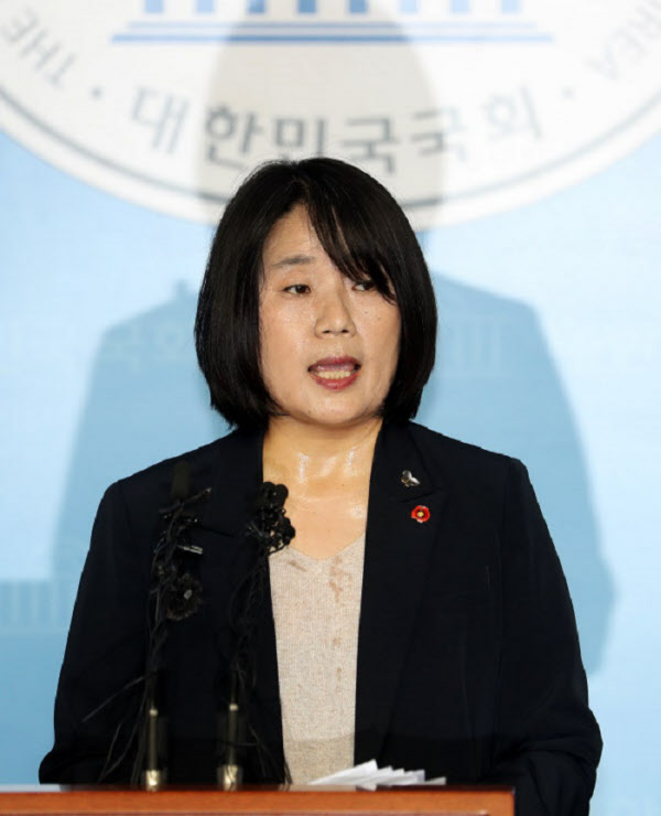 윤미향 당선자가 29일 국회에서 기자회견을 하고 있다/뉴시스