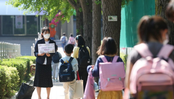 지난 27일 오전 서울 송파구 세륜초등학교에서 학생들이 교실로 향하고 있다. /연합뉴스