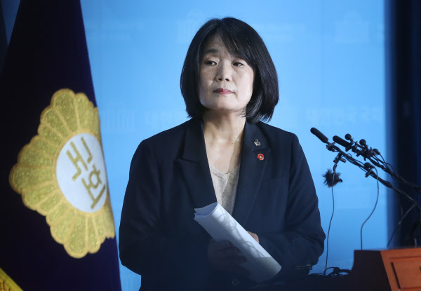 윤미향 더불어민주당 당선인이 29일 오후 여의도 국회 소통관에서 정의기억연대(정의연) 활동 기간에 불거진 의혹에 대한 기자회견을 마치고 퇴장하고 있다. /연합뉴스