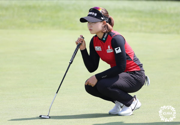 임희정이 KLPGA 투어 E1 채리티 오픈 2라운드 10번홀 그린에서 퍼팅 라인을 읽고 있다./KLPGA