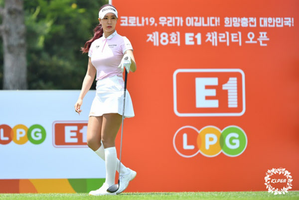 대회에 나설 때마다 큰 관심을 받는 유현주가 10번홀에서 티샷한 뒤 공을 바라보고 있다. 이번 대회에서는 컷 탈락했다./KLPGA