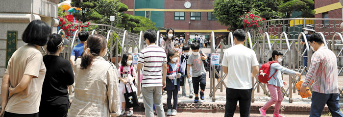 불안한 마음에… 아이들 하교 기다리는 부모들 - 초등학교 1·2학년의 등교 이틀째인 28일 오후 광주광역시 서구 운천초등학교 정문에서 학부모들이 하교하는 아이들을 기다리고 있다. 지난 20일 고3 학생 44만명이 등교를 시작한 데 이어, 27일 전국 고2·중3·초등1~2·유치원생 등 237만명이 등교를 시작했다. 하지만 28일 코로나 확산 여파로 등교를 연기한 학교는 838곳에 달했다. /연합뉴스