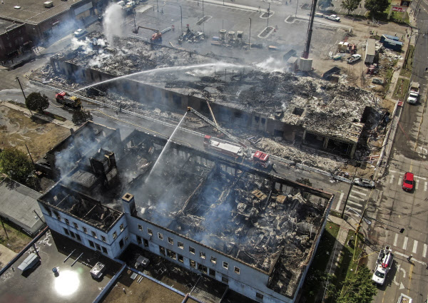 과격 시위로 불에 탄 미니애폴리스 현장을 드론으로 찍은 장면./EPA 연합뉴스