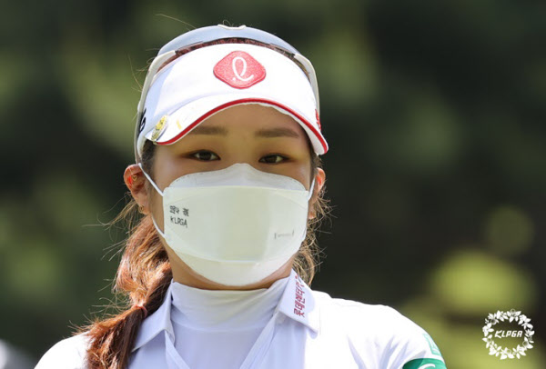 코로나 극복 응원 문구가 새겨진 마스크를 쓰고 경기에 나선 이소영./KLPGA