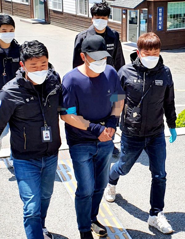 소형보트를 타고 중국 산둥성 웨이하이시에서 충남 태안으로 밀입국한 혐의로 붙잡힌 왕모(43)씨가 지난 27일 태안해양경찰서로 압송되고 있다. /연합뉴스